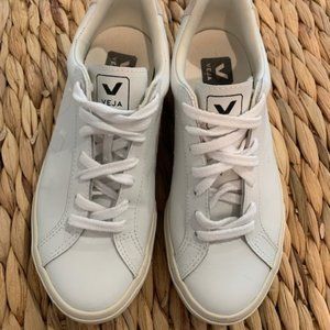 Veja - all white, size 7 US
